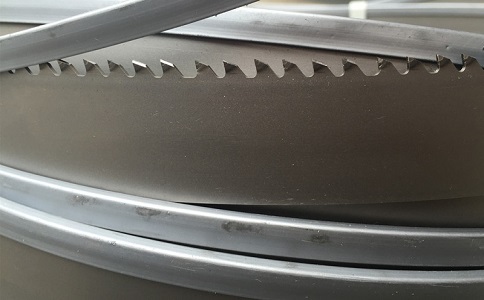 三沙为何在切割硬度高的钛合金材料时需要将带锯条切削液的浓度加高？