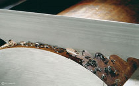 三沙带锯床线速度设定过高，为什么会导致带锯条齿尖发热加速锯条的磨损？